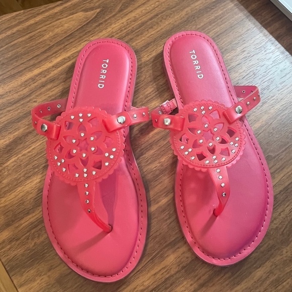 Torrid Sandal Shoes 8 Pink Medallion T Strap Slip On Faux Leather Preppy Hippie - Picture 8 of 12